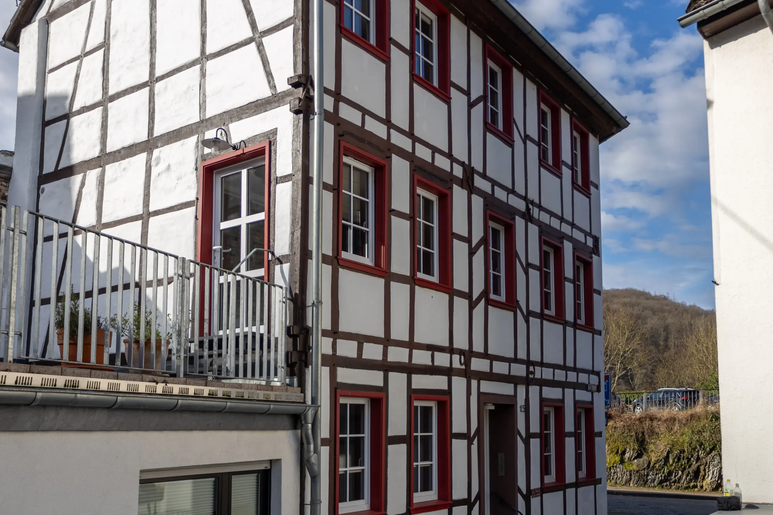 Außenansicht des Fachwerks und der Terrasse vom Ferienhaus in Heimbach in der Eifel.
